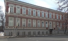 Первоначально КХШ располагалась на Большой Лядской улице в здании, принадлежавшем частной III женской гимназии Софии Вагнер (ныне Гимназия №3)