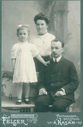 В.Адоратский с женой и дочерью, казанский период