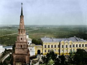 Вид на башню Сююмбике с колокольни Благовещенского собора; фотография до 1914 г., современное оцветнение