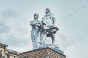 Памятник первым комсомольцам - строителям Магнитки