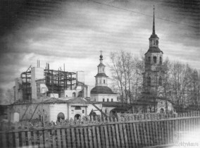 Разрушение Троицкого собора. Фото 1930-х годов.