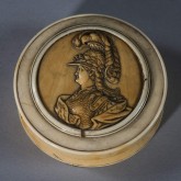 Табакерка с крышкой с портретом императрицы Екатерины II в образе Минервы