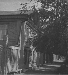 Улица Коммунистов, 39 – здание бывшей библиотеки им. Н.А. Некрасова.