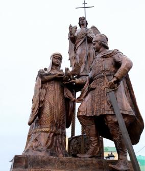 Памятник святым Петру и Февронии: Фото www.visitvolga.ru