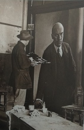 П.П. Беньков пишет портрет В.И. Ленина. Казань 1924