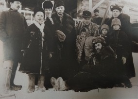 П.П. Беньков (четвертый слева) в имении Бельковича в с. Надеждино