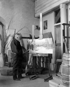 В. Д. Поленов в своей мастерской в усадьбе «Борок», 1908г. (ныне Поленово)