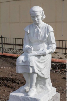 Парковая скульптура "Девочка с книгой" 1950 - е годы