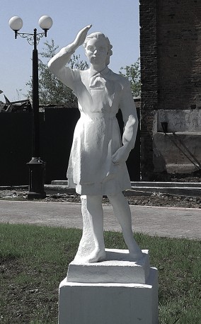 Парковая скульптура "Пионерка" 1930 - 1950 -е годы