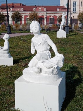Парковая скульптура "Мальчик с голубями" 1950 - е годы. Скульптор Г. В. Петрова