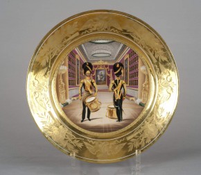 Тарелка с изображением барабанщиков роты Дворцовых гренадер в Галерее 1812 года Зимнего дворца