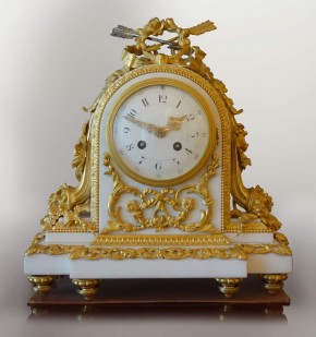 Mantelpiece clock with decoration in the shape of cornucopias