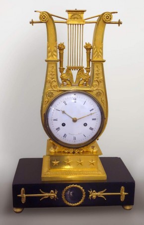 Mantelpiece clock in the shape of a lyre