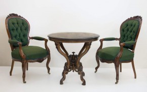 Стол и два малых кресла из мебельного гарнитура для Уборной Александра III в Александровском дворце