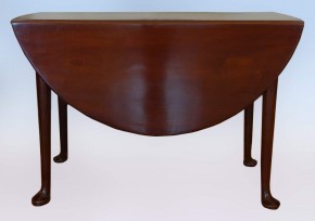 Oval table with hanging flaps and expanding legs