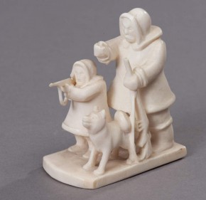 Скульптура «Обучает сына охоте»