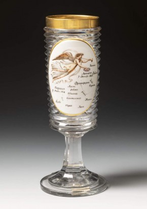 Бокал с изображением крылатой фигуры летящей Победы и карты с обозначением взятых русскими городов в Отечественной войне 1812 года