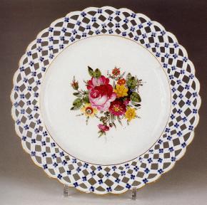 Тарелка с ажурным бортом и букетом цветов