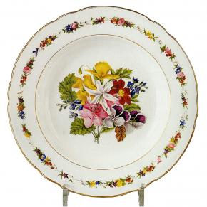 Тарелка с букетом цветов