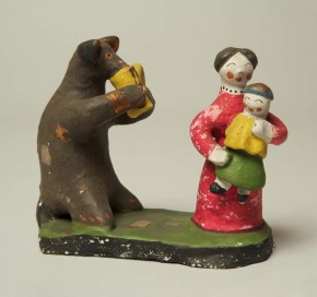 Медведь и женщина с ребенком