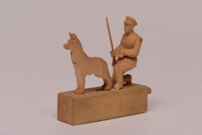 Пограничник с собакой на постаменте