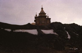 Вид на храм Живоначальной (Святой) Троицы в окрестностях станции Беллинсгаузен