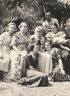Чехова с сотрудниками музея. После войны