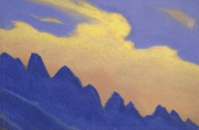 Силуэт синих гор на фоне золотистого облака