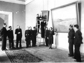 Монтажные работы в зале № 37 Русского музея. 1946 г.