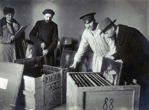 Раскрытие ящиков с картинами, вернувшимися из Москвы после эвакуации во время Гражданской войны