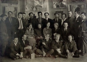 Групповая фотография членов общества «Круг художников» на 2-й выставке в Русском музее