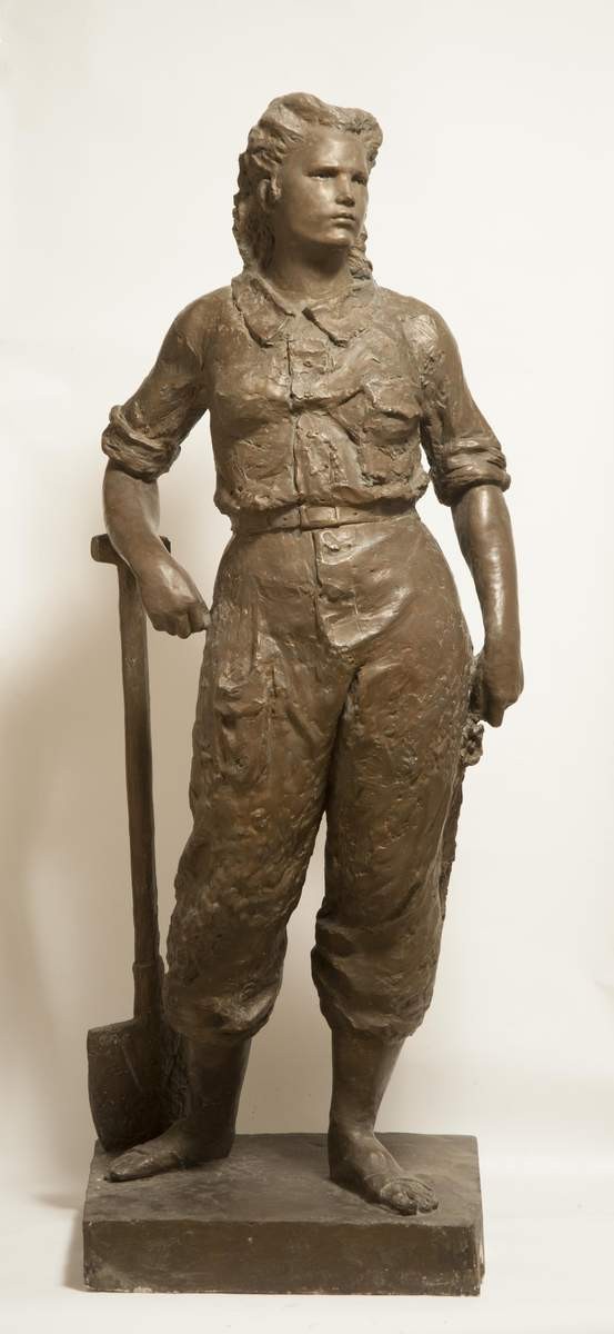 Девушка — боец МПВО (Девушка с лопатой), Исаева Вера Васильевна, 1943